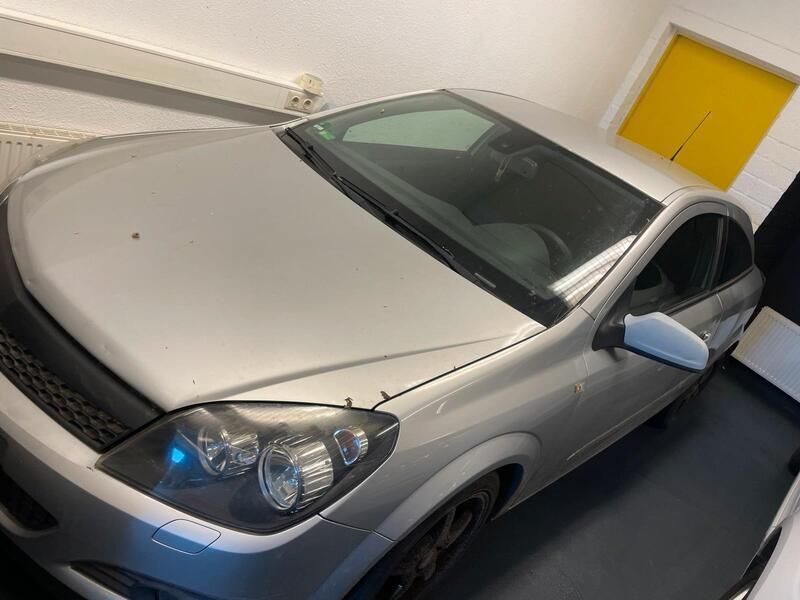Grau Gebraucht 2009 Opel Astra Coupé | 1.990 € - Bild 1/4