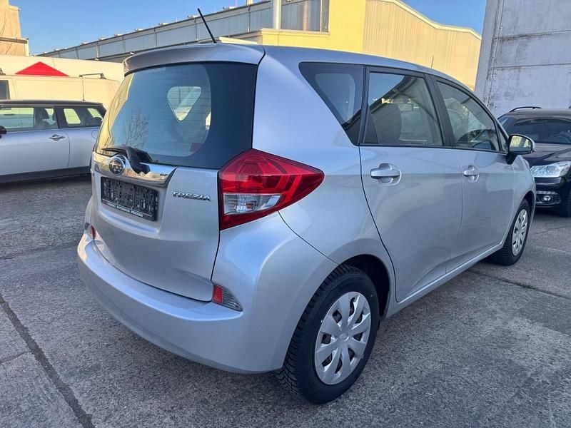 Gebraucht Toyota Verso-S 99 PS (72 kW) 2011 Silber Van / Kleinbus