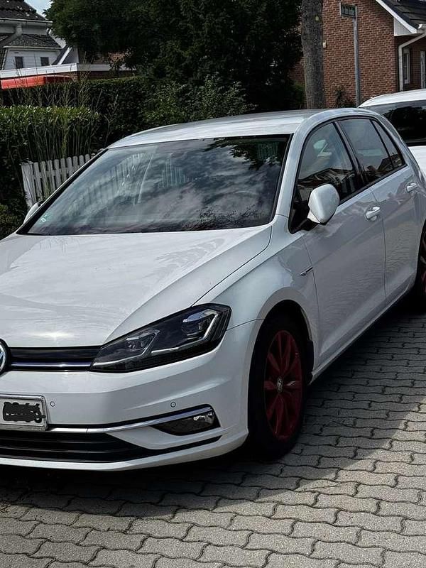Weiß Gebraucht 2018 VW Golf VII Highline Limousine | 19.450 € (Fairer Preis) - Bild 1/4
