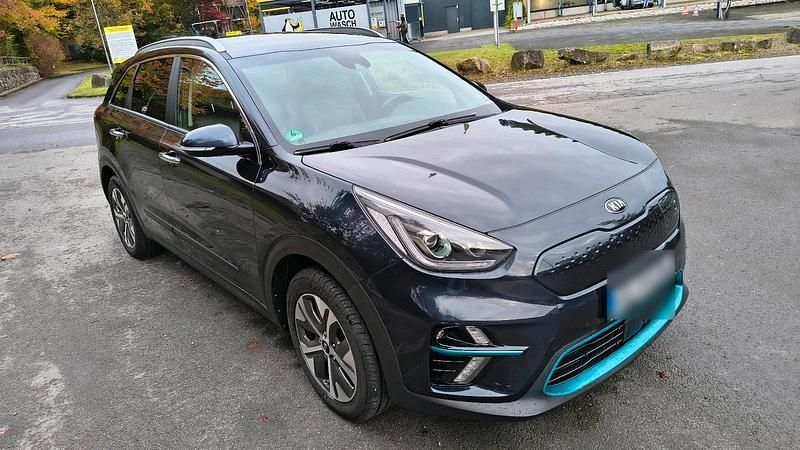 Grau Gebraucht 2021 Kia e-Niro Plus SUV | 18.450 € (Superpreis) - Bild 1/4
