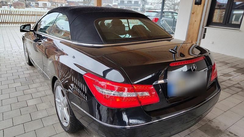 Gebraucht Mercedes E250 204 PS (150 kW) 2011 Schwarz Cabrio