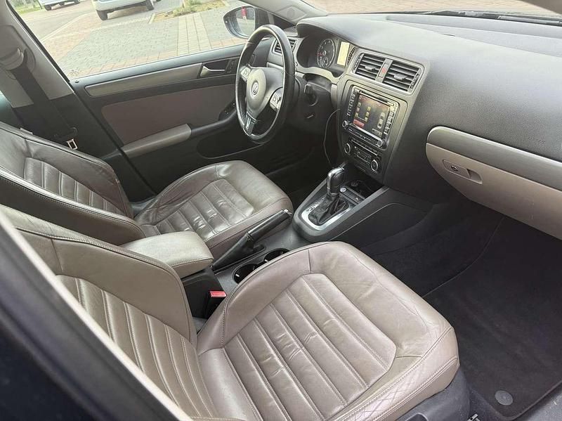 Gebraucht VW Jetta Highline 160 PS (117 kW) 2011 Deep black perleffekt Limousine