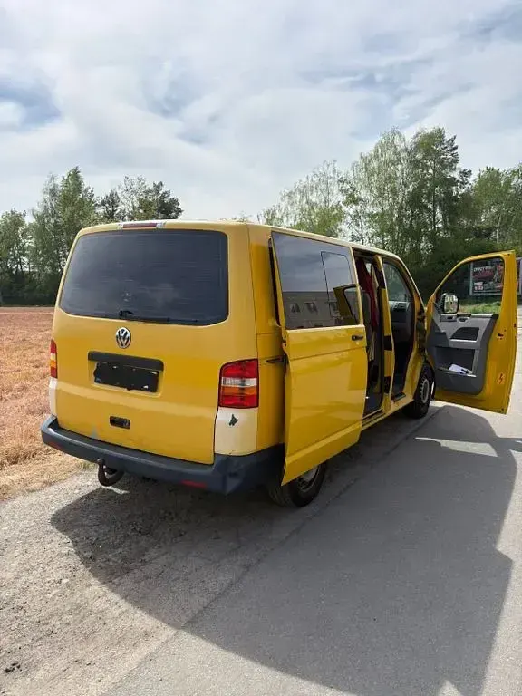 Second-hand VW Caravelle 131 CP (96 kW) 2007 Galben Van