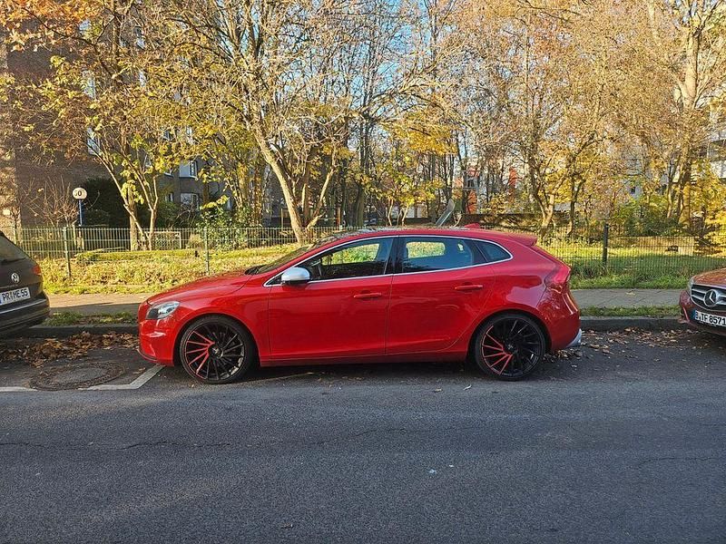 Rot Gebraucht 2015 Volvo V40 R-Design Limousine | 7.999 € (Superpreis) - Bild 1/4
