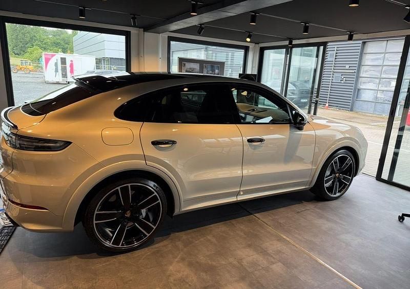 Beige Gebraucht 2020 Porsche Cayenne Turbo SUV | 89.300 € (Etwas zu teuer) - Bild 1/4