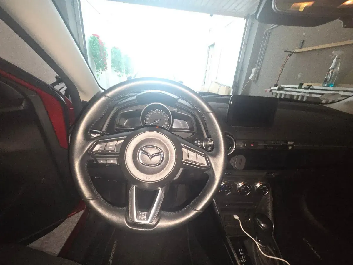Używany Mazda 2 Exclusive 90 KM (66 kW) 2018 Czerwony Hatchback