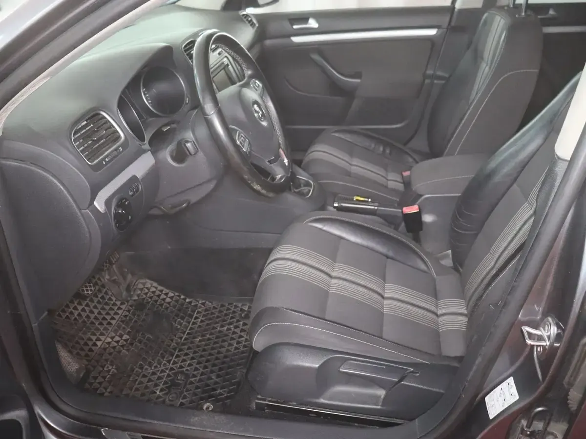 Gebraucht VW Golf VII Match 140 PS (102 kW) 2013 Platinum grey metallic Kombi