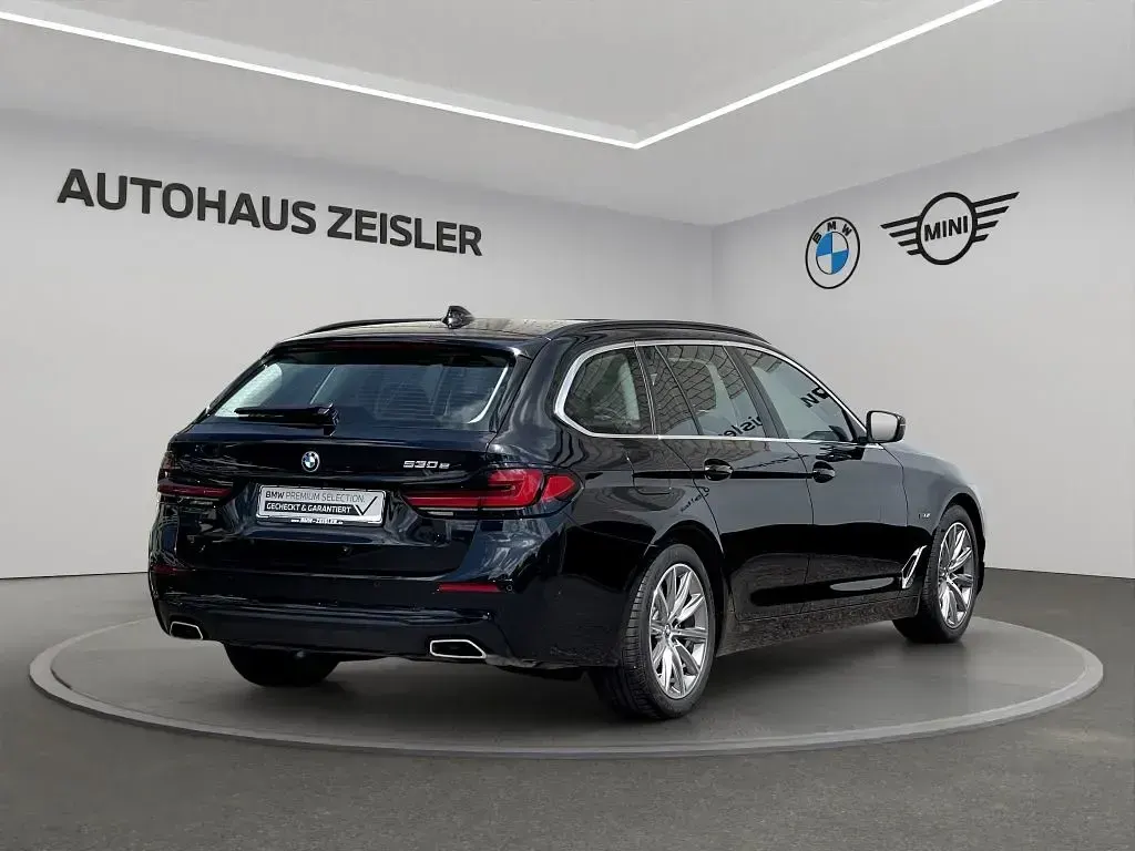 Gebraucht BMW 530e 184 PS (135 kW) 2024 Saphirschwarz Kombi