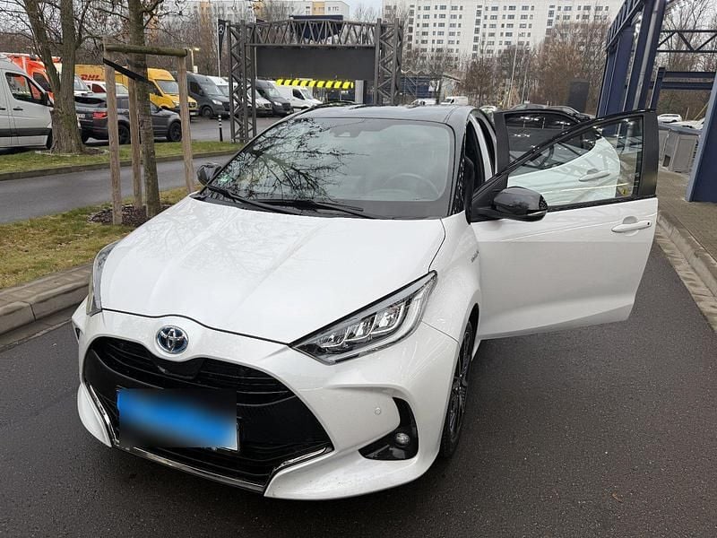 Weiß Gebraucht 2021 Toyota Yaris Hybrid Style Kleinwagen | 17.500 € (Guter Preis) - Bild 1/4
