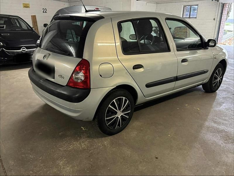 Gebraucht Renault Clio II 98 PS (72 kW) 2003 Silber Kleinwagen
