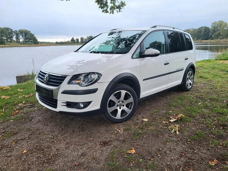 Weiß Gebraucht 2010 VW Touran Cross Van / Kleinbus | 5.900 € (Guter Preis) - Bild 1/4