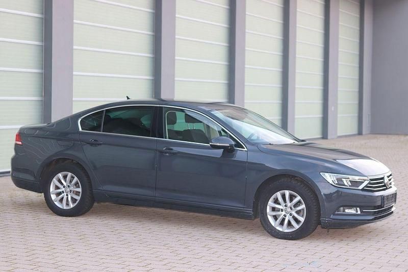 Gebraucht VW Passat Comfortline 150 PS (110 kW) 2016 Grau Limousine