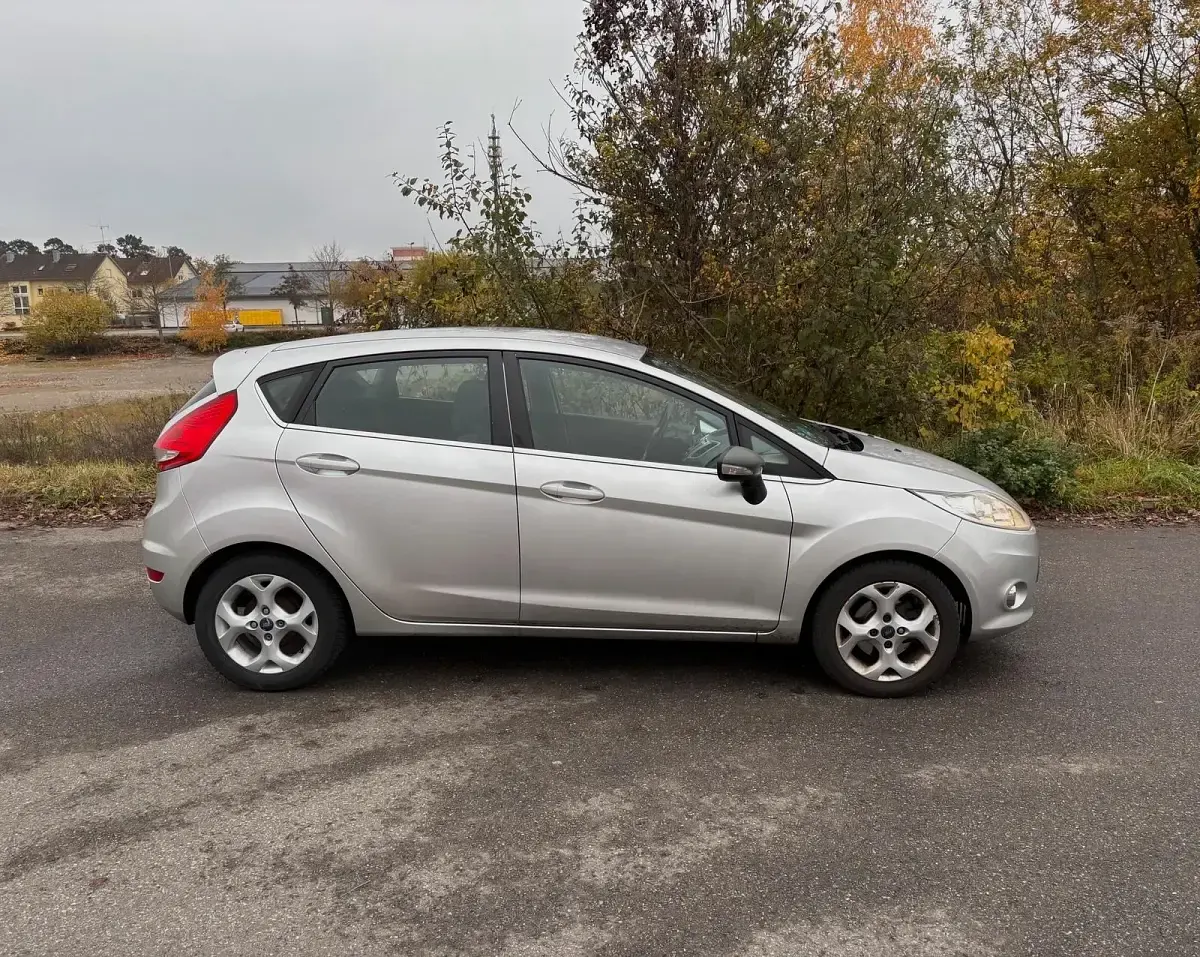 Usata Ford Fiesta 96 CV (70 kW) 2010 Argento Utilitaria