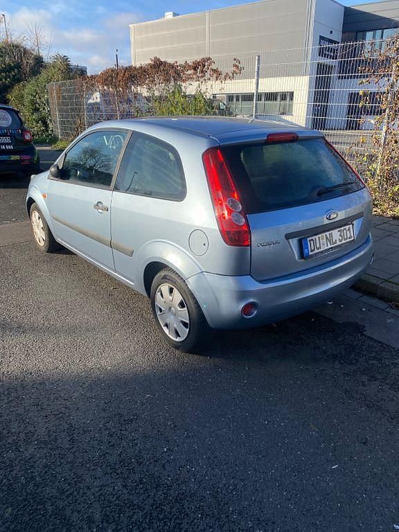 Gebraucht Ford Fiesta Ambiente 80 PS (58 kW) 2007 Blau Kleinwagen