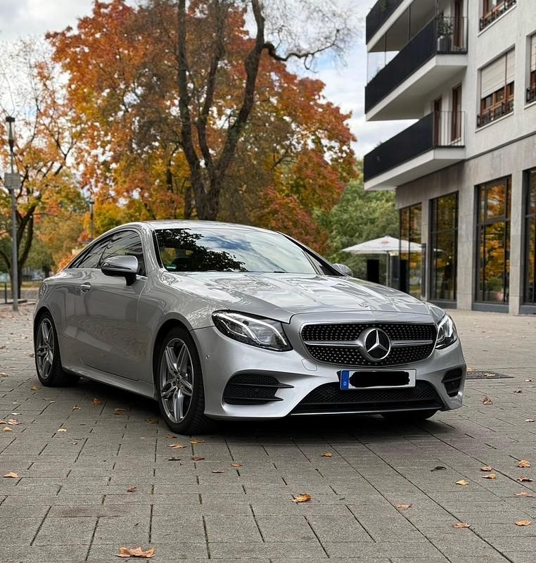 Silber Gebraucht 2017 Mercedes E220 Coupé | 29.500 € (Fairer Preis) - Bild 1/4