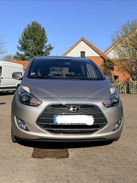 Gebraucht Hyundai ix20 125 PS (91 kW) 2017 Silber Kleinwagen