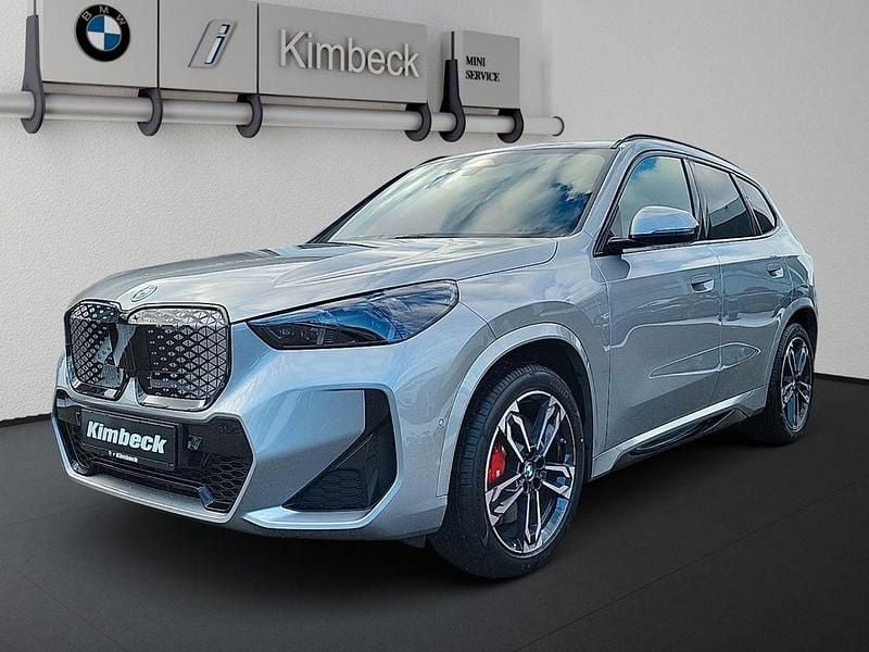 Neu BMW iX1 Luxury Line 203 kW (277 PS) 2025 Spacesilber metallic SUV
