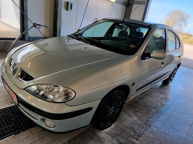 Gebraucht Renault Mégane 95 PS (69 kW) 1999 Gold Limousine