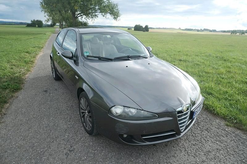 Grau Gebraucht 2007 Alfa Romeo 147 Kleinwagen | 849 € (Guter Preis) - Bild 1/4