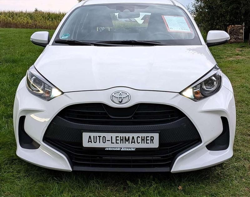 Super (pure) white ii Gebraucht 2023 Toyota Yaris Comfort Kleinwagen | 16.290 € (Fairer Preis) - Bild 1/4