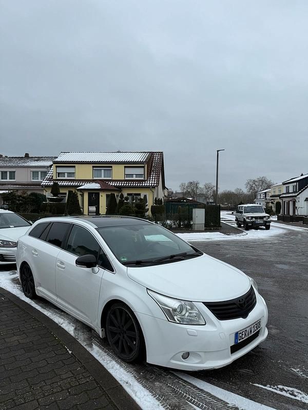 Weiß Gebraucht 2009 Toyota Avensis Kombi | 3.000 € (Guter Preis) - Bild 1/4