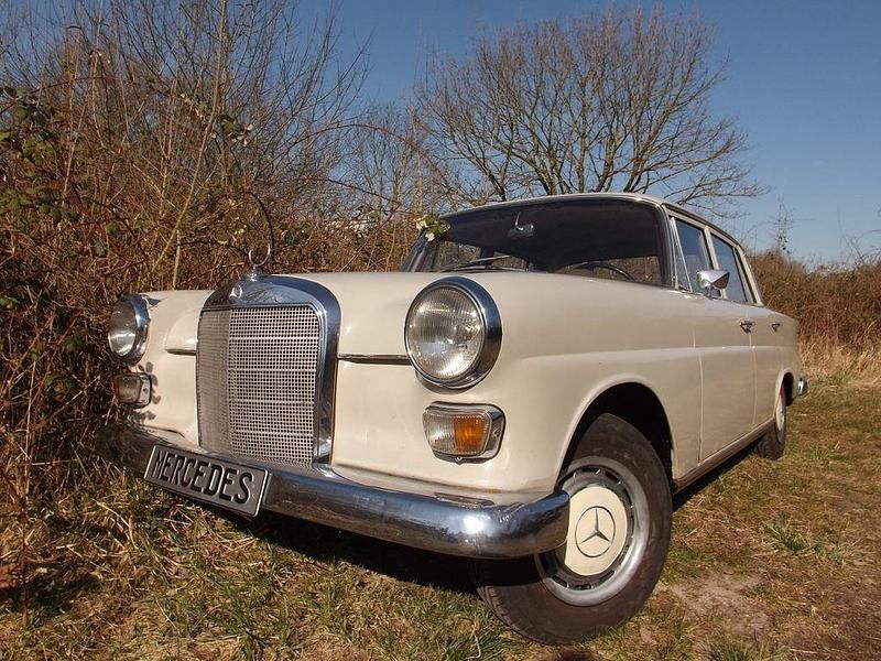 Gebraucht Mercedes 200 54 PS (39 kW) 1967 Weiß Limousine