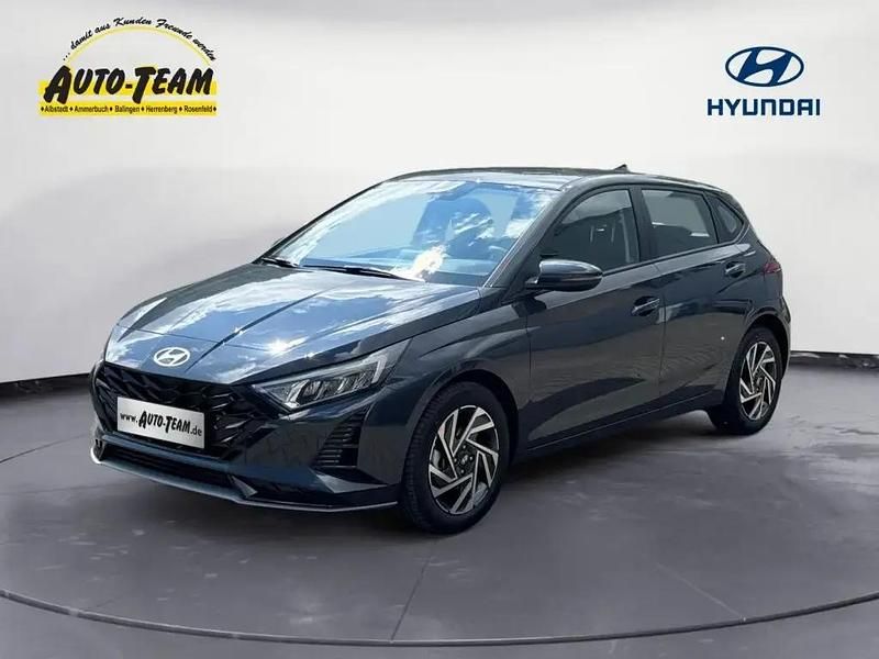 Grau Neu 2025 Hyundai i20 Trend Kleinwagen | 24.200 € (Teuer) - Bild 1/4