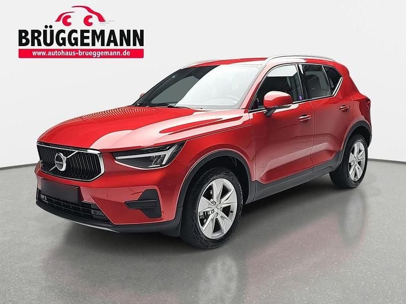 Fusion red metallic Gebraucht 2024 Volvo XC40 Core SUV | 29.490 € (Superpreis) - Bild 1/4