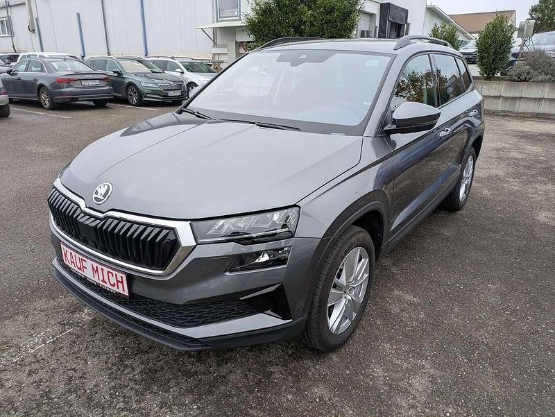 Graphitegrau metallic Gebraucht 2024 Skoda Karoq Selection SUV | 31.900 € (Fairer Preis) - Bild 1/4