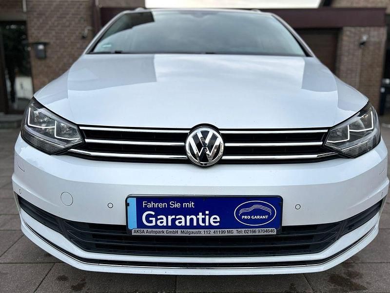 Weiß Gebraucht 2019 VW Touran IQ Drive Van / Kleinbus | 18.500 € (Fairer Preis) - Bild 1/4