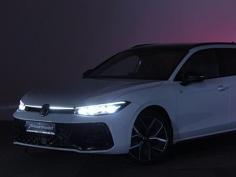 Gebraucht VW Passat R-line 150 PS (110 kW) 2024 Pure white/grenadillschwarz me Kombi