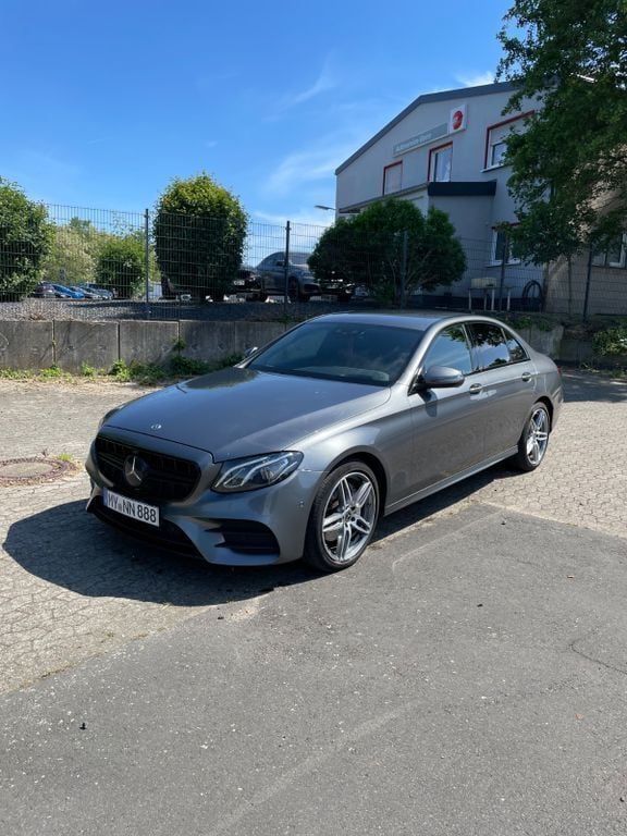 Grau Gebraucht 2017 Mercedes E220 AMG line Limousine | 22.499 € (Superpreis) - Bild 1/4