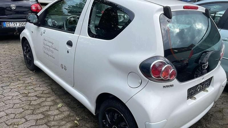 Weiß Gebraucht 2010 Toyota Aygo Club Kleinwagen | 1.550 € (Superpreis) - Bild 1/4