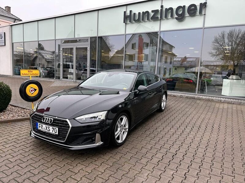 Schwarz metallic Gebraucht 2021 Audi A5 Sportback Sport Coupé | 34.980 € (Fairer Preis) - Bild 1/4