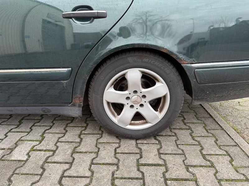 Gebraucht Mercedes E240 Avantgarde 170 PS (125 kW) 1998 Grün Limousine