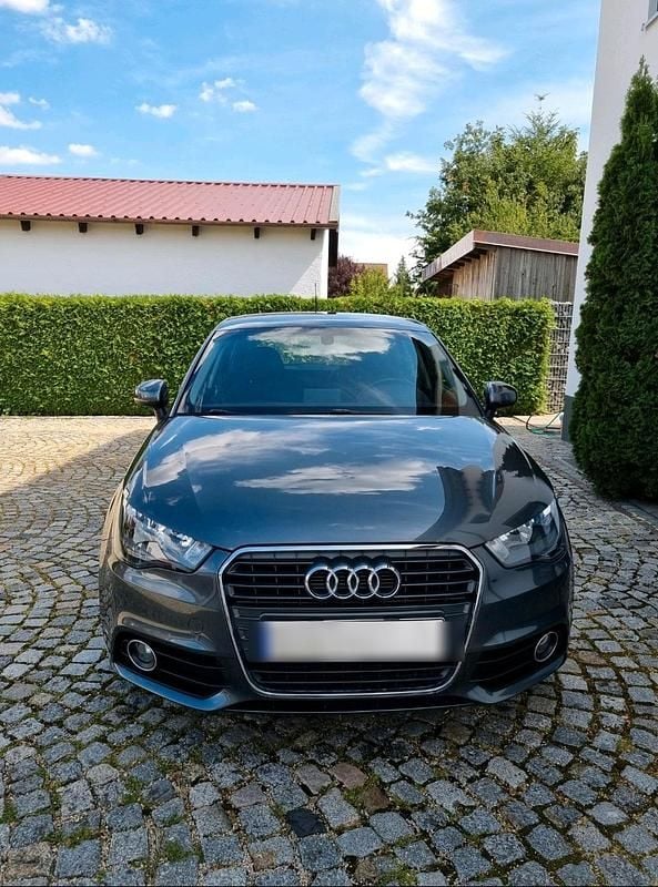 Grau Gebraucht 2012 Audi A1 Kleinwagen | 9.499 € (Fairer Preis) - Bild 1/4
