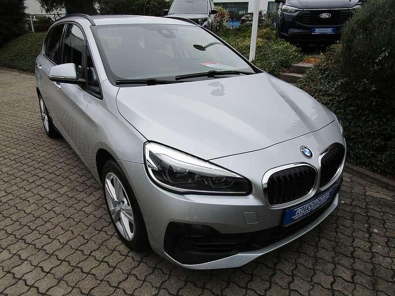 Glaciersilber (metallic) Gebraucht 2018 BMW 218 Advantage Kombi | 13.490 € (Fairer Preis) - Bild 1/4