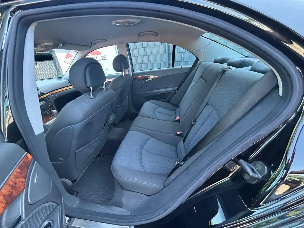 Gebraucht Mercedes E220 150 PS (110 kW) 2004 Schwarz Limousine