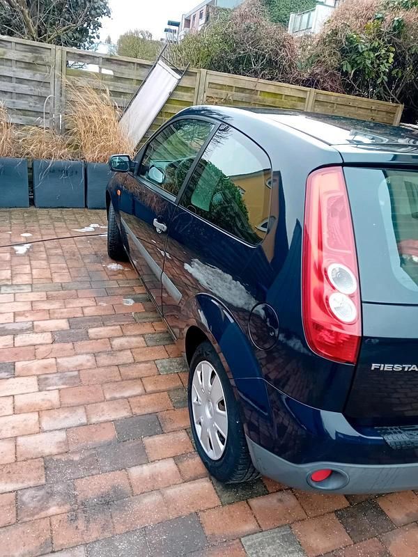 Gebraucht Ford Fiesta 72 PS (52 kW) 2006 Violet Kleinwagen
