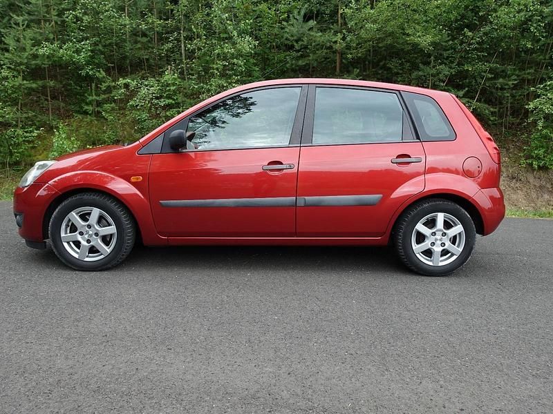Gebraucht Ford Fiesta 79 PS (58 kW) 2007 Rot Kleinwagen