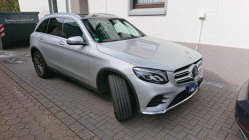 Silber Gebraucht 2018 Mercedes GLC250 AMG line SUV | 21.490 € (Guter Preis) - Bild 1/4