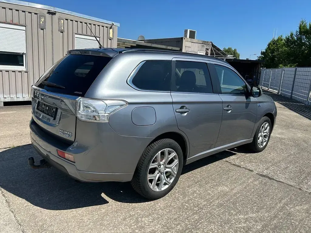 Gebraucht Mitsubishi Outlander P-HEV Plus 121 PS (88 kW) 2015 Grau SUV
