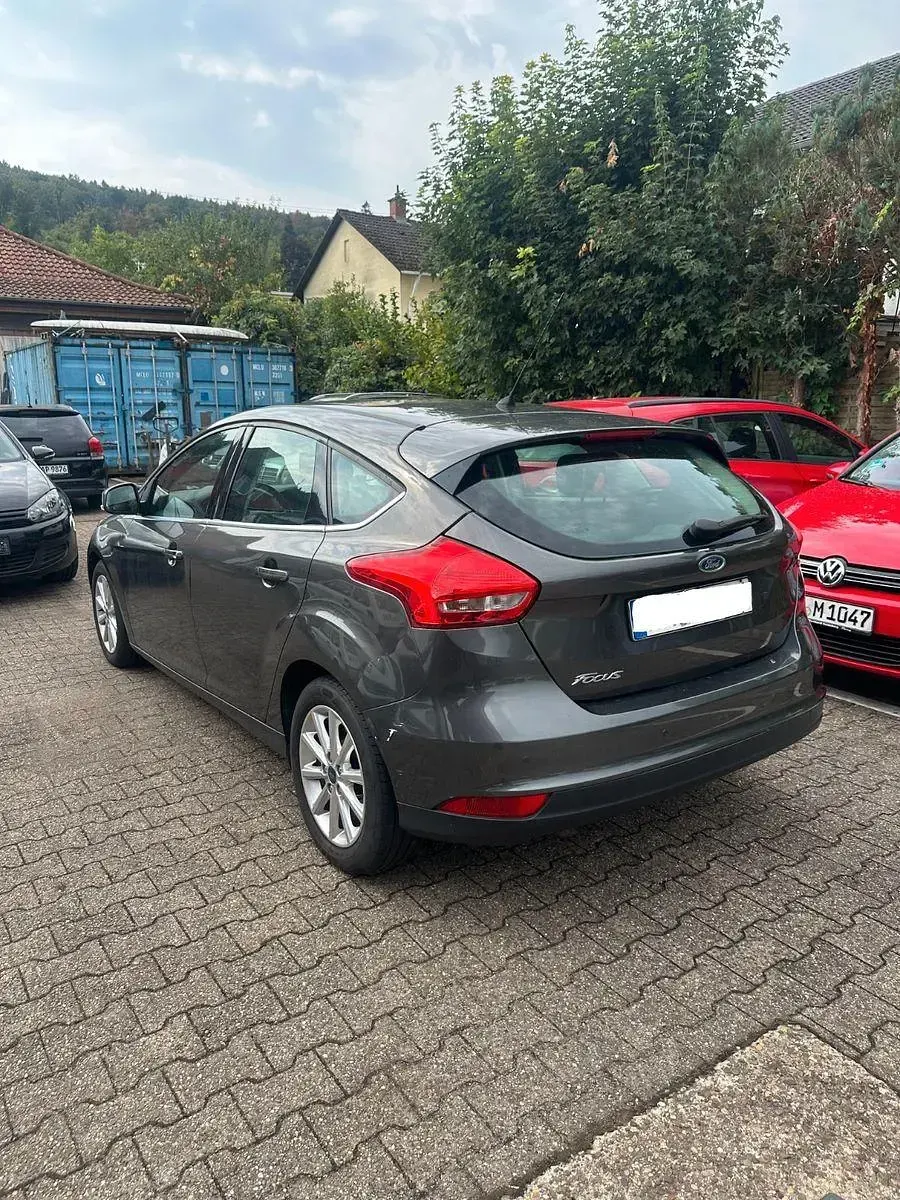 Gebraucht Ford Focus Titanium 120 PS (88 kW) 2015 Grau Kleinwagen