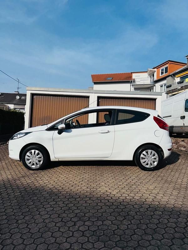 Gebraucht Ford Fiesta 81 PS (59 kW) 2009 Weiß Kleinwagen