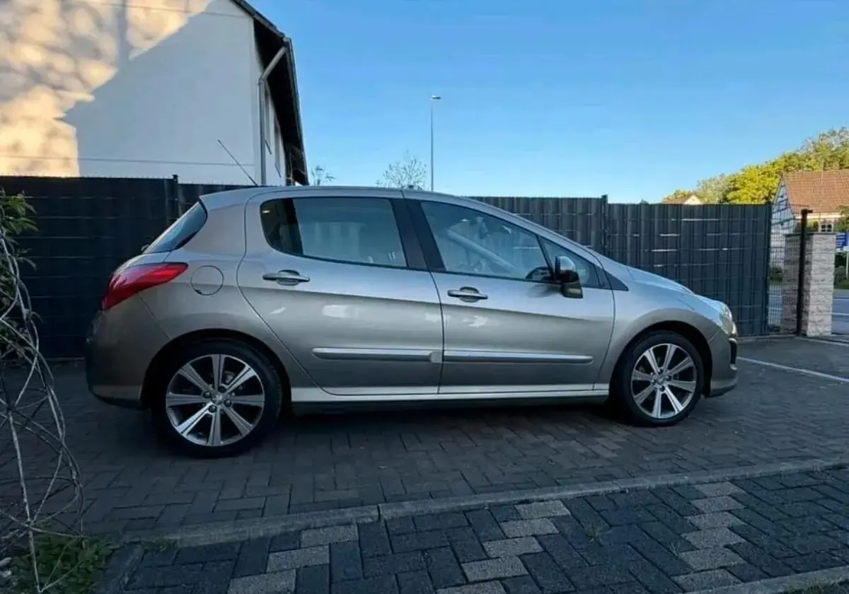 Gebraucht Peugeot 308 Allure 112 PS (82 kW) 2011 Grau Limousine