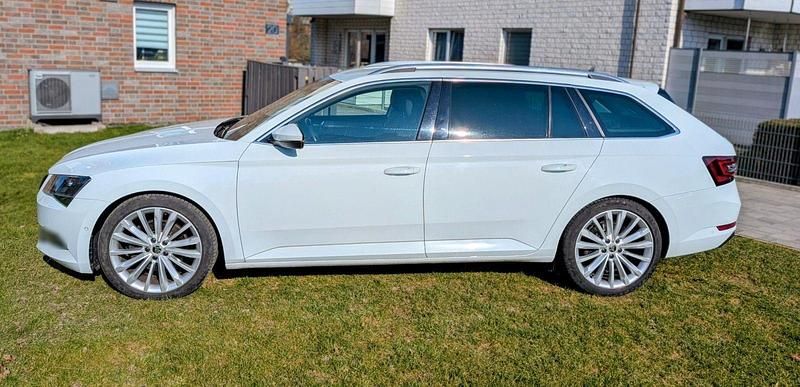 Gebraucht Skoda Superb Style 190 PS (139 kW) 2016 Weiß Kombi