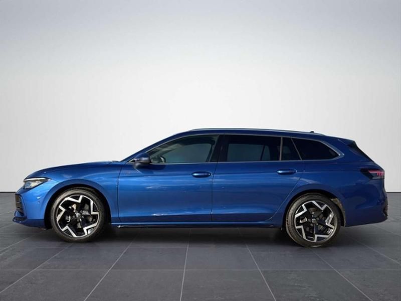 Gebraucht VW Passat R-line 150 PS (110 kW) 2025 Blau Kombi