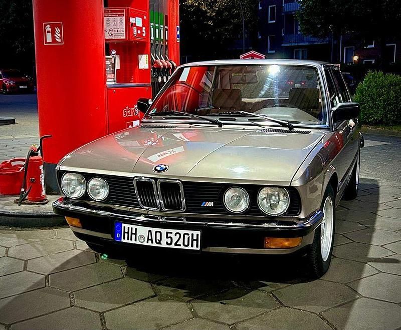 Beige Gebraucht 1987 BMW 520 Limousine | 13.500 € - Bild 1/4