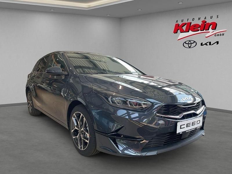 Schwarz Neu 2025 Kia Ceed 4 Limousine | 27.490 € (Teuer) - Bild 1/4