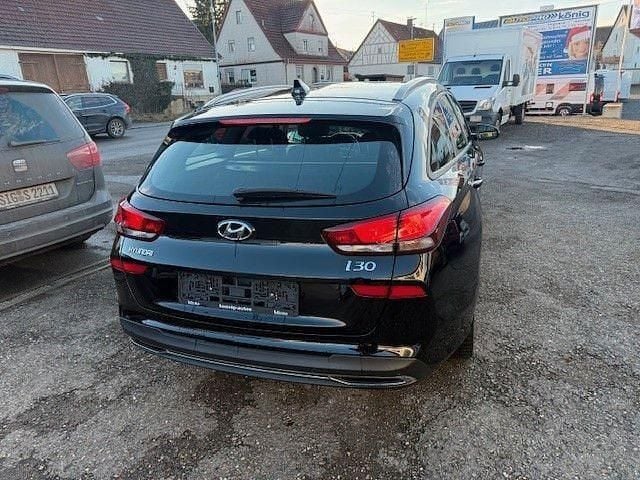 Gebraucht Hyundai i30 Pure 110 PS (80 kW) 2021 Schwarz Kombi